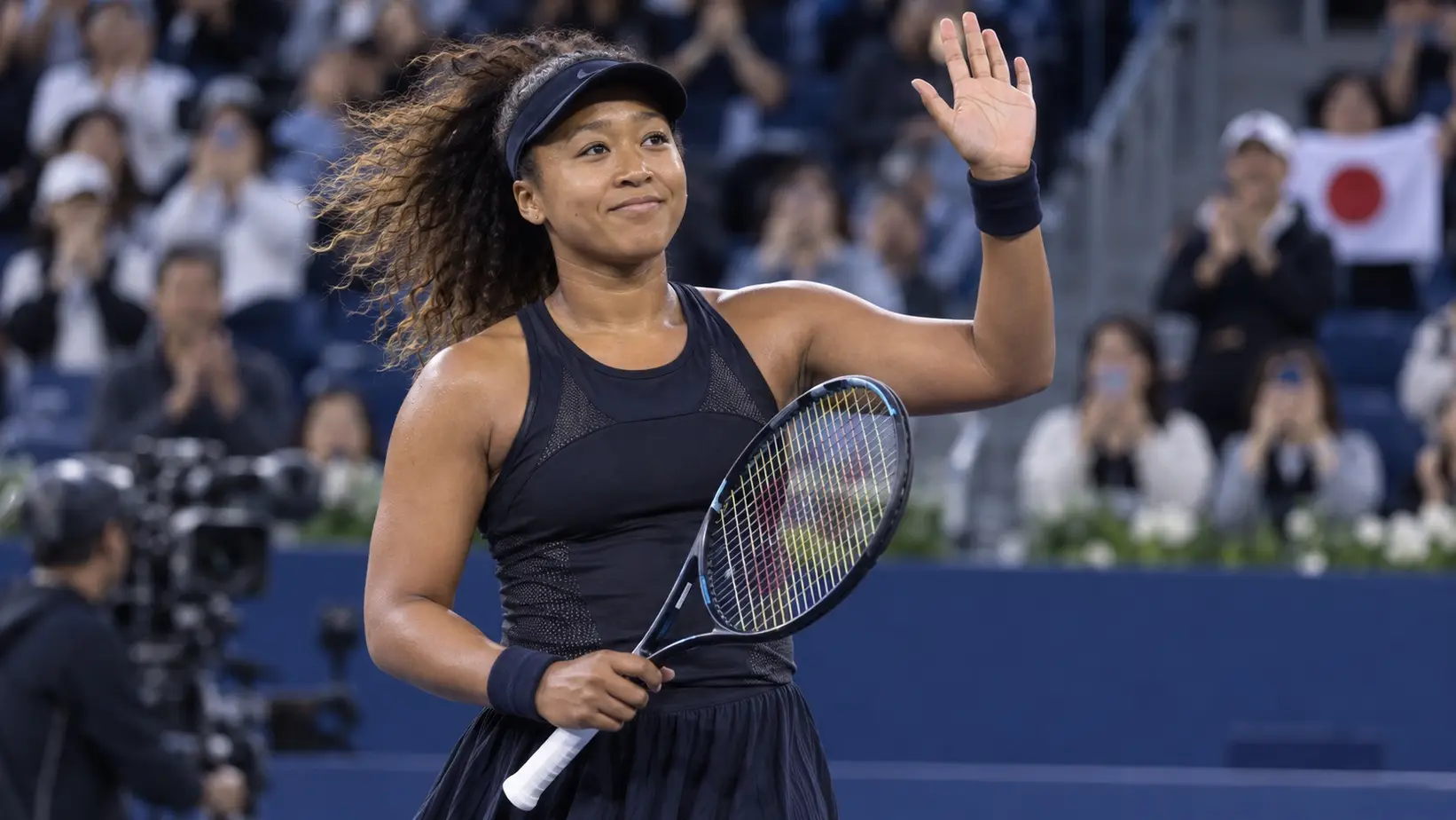 Naomi Osaka pozdravlja publiku posle pobede
