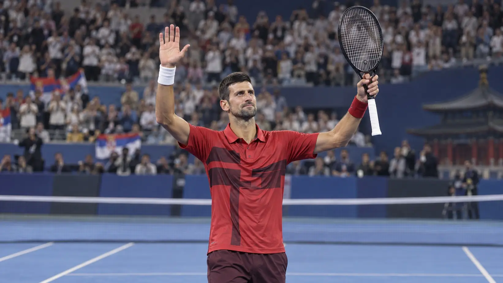 Novak Đoković pozdravlja publiku posle plasmana u finale
